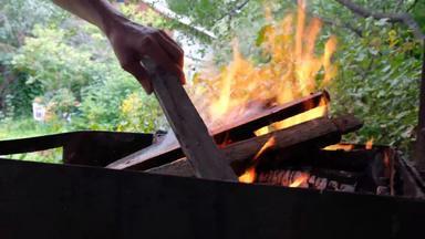 男性手扔木烧烤